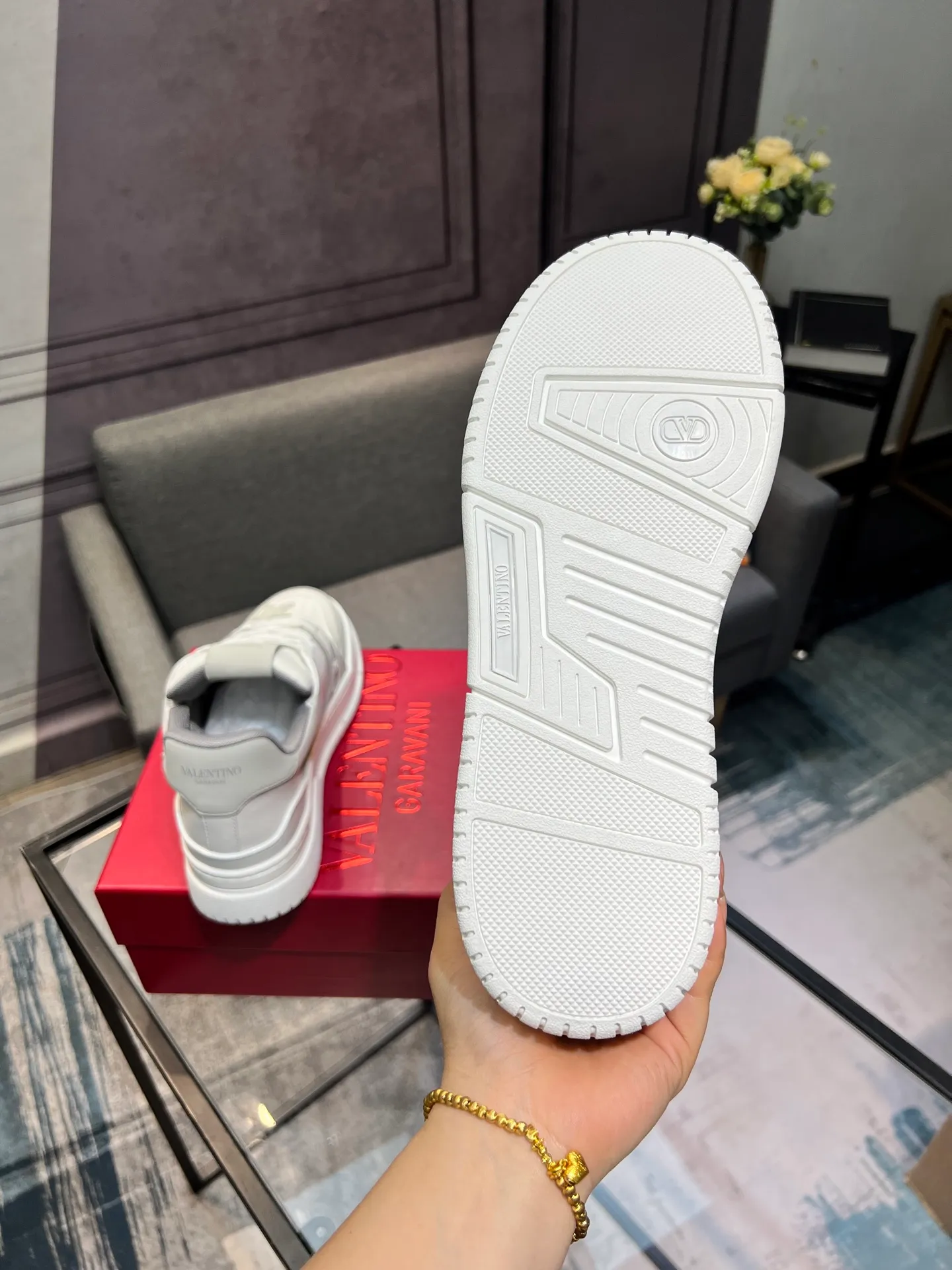 Men's Men's Shoes 💰660 Valentino 2023 early autumn new star shoes are now online! Wang Hedi and Ren Jialun have been worn by many celebrities. Who can refuse the same couple shoes as Wang Hedi! The design of Stars Stab My Heart is cool and spicy. The material of the shoes is cowhide, and every color is beautiful! Size 35-40, men’s size 39-44 (women’s 41, men’s 38, 45🉑️customized)